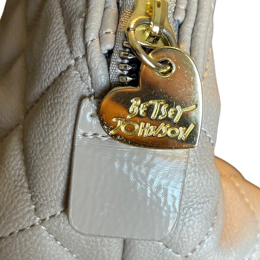 Betsey Johnson Large Cream Quilted Bow Purse - Picture 6 of 10